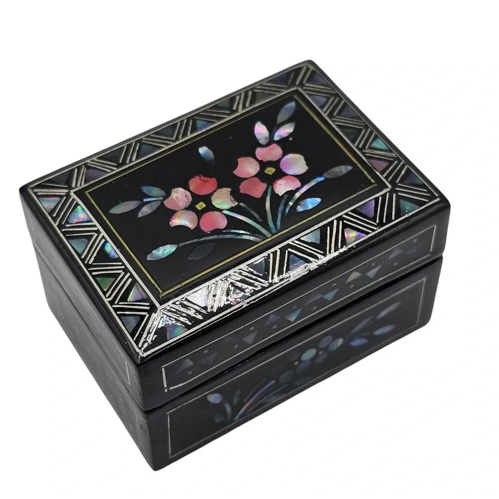 Vtg Style Chinese Lacquerware Trinket Box Black Floral Inlay Mother of Pearl Red
